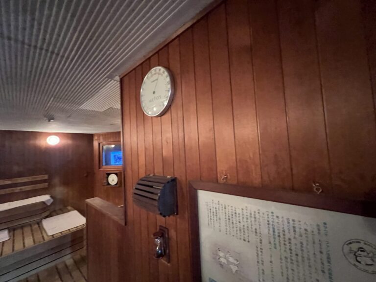 阪神サウナのサ室内の時計と温度計