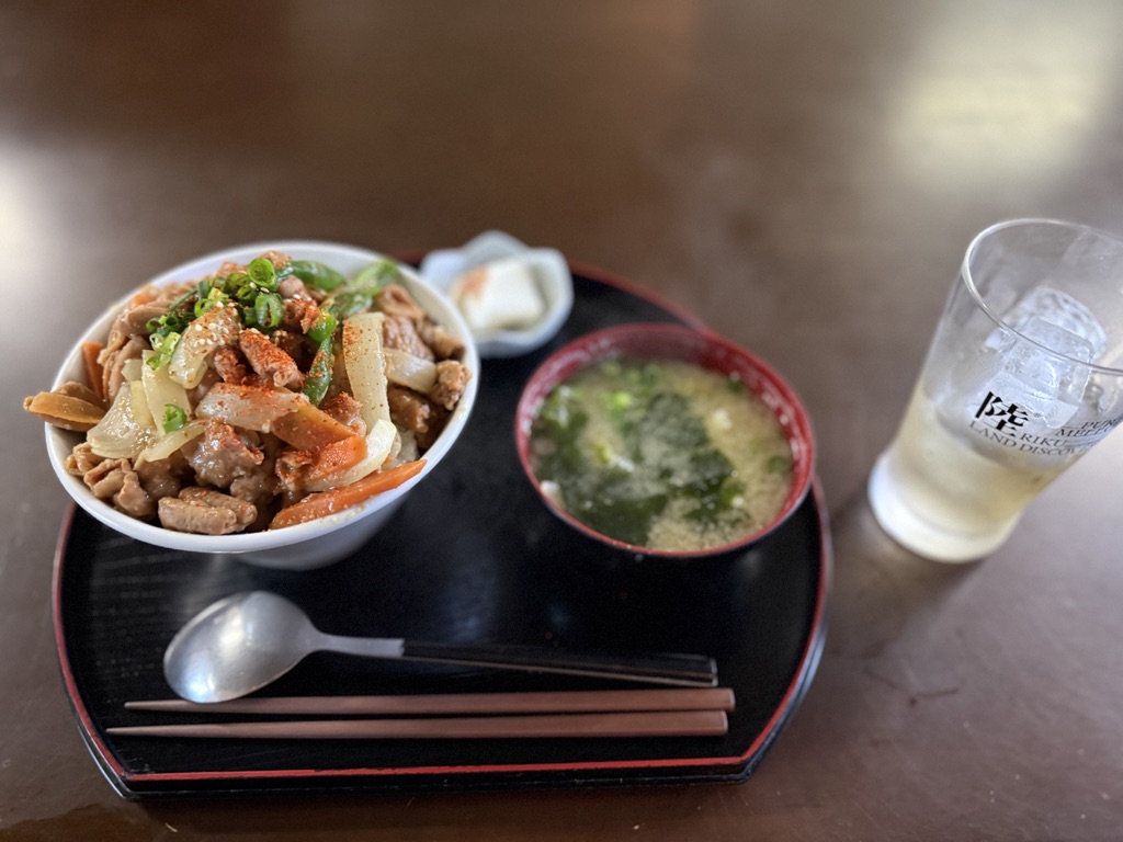白モツガーリック丼とハイボールのセット