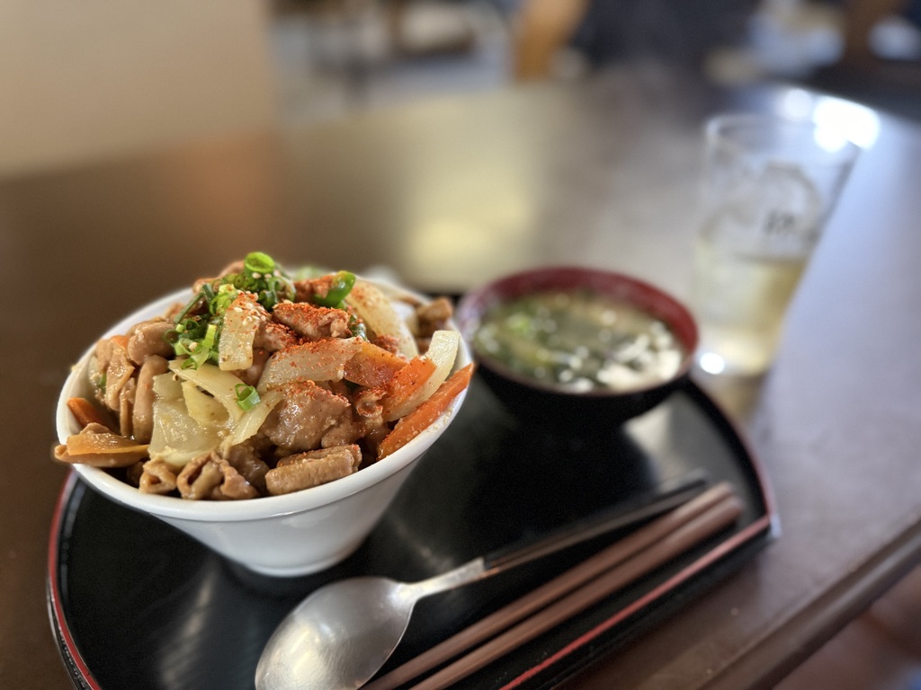 しきじ名物 白モツガーリック丼