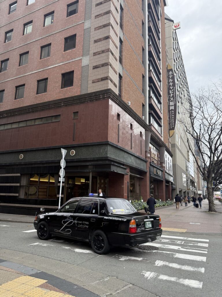 博多駅前の通り沿いに建つホテルキャビナス福岡の外観