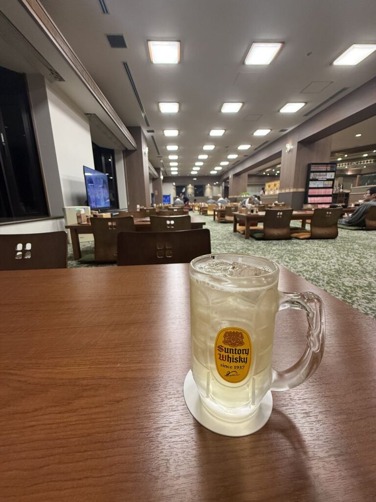 広々とした館内のお食事処。緑のカーペットが心地いいラウンジ