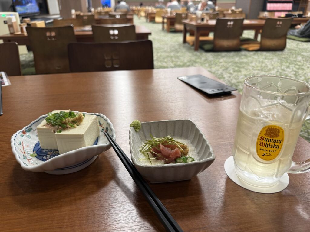 ととのったあとのサ飯。マグロの山かけと冷奴で一杯