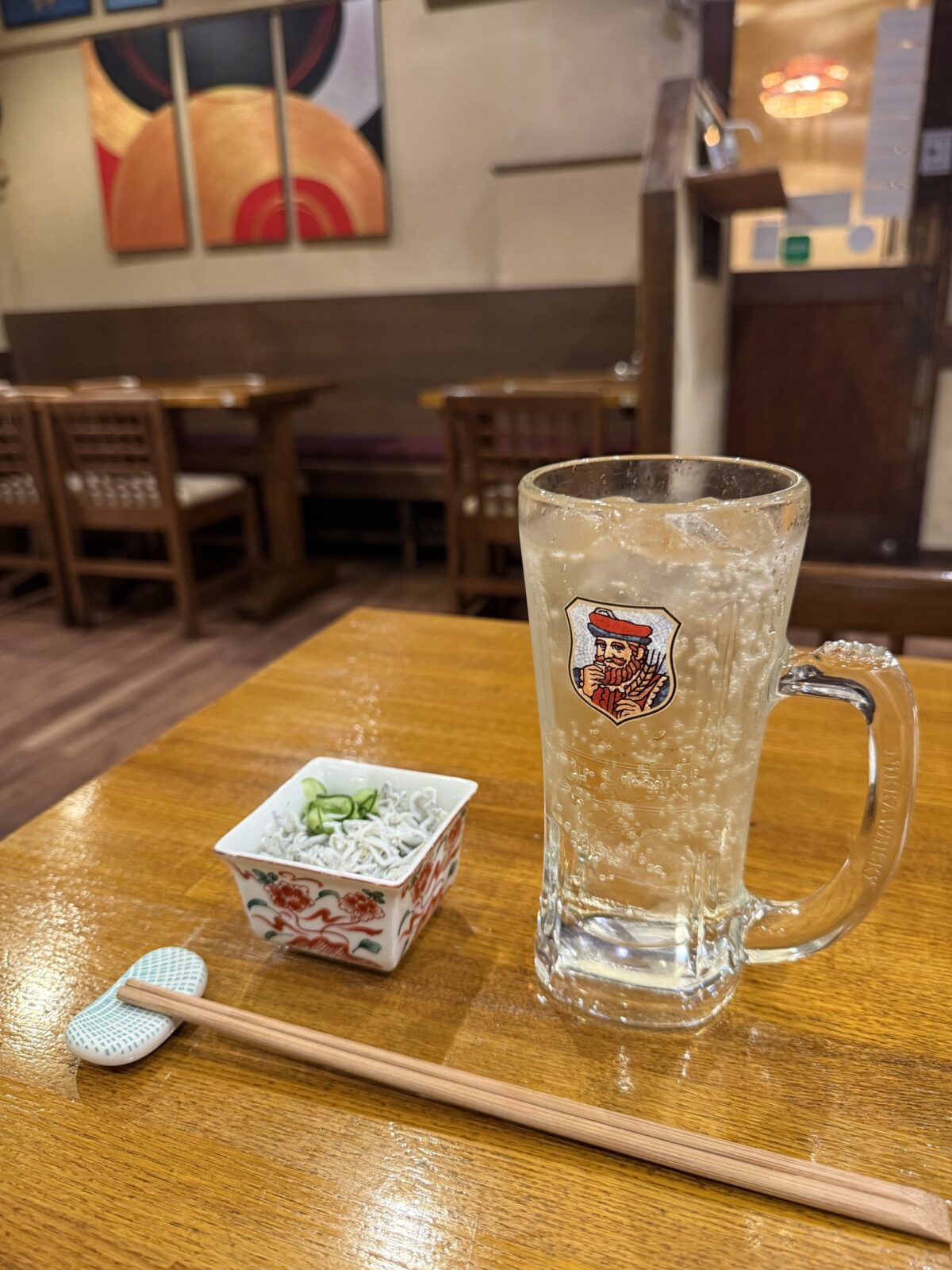 かき家こだはる 店内とハイボール お通し