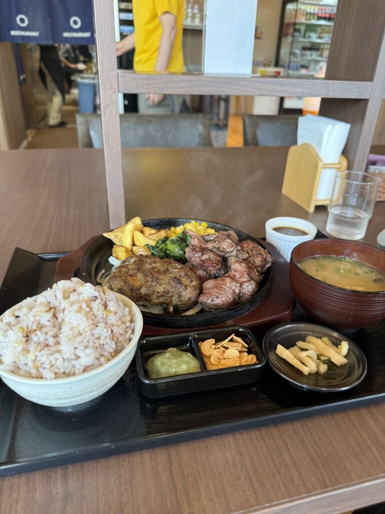 館内レストランのテーブル全景