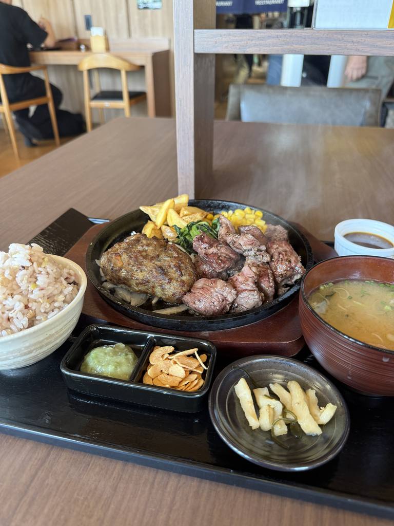 こもれびのサ飯 ハンバーグとハーフポンドステーキの鉄板セット