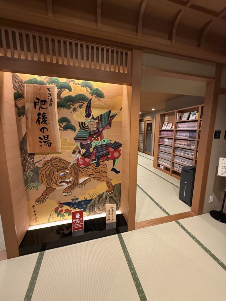御宿 野乃熊本の畳敷きの館内廊下とマンガ棚